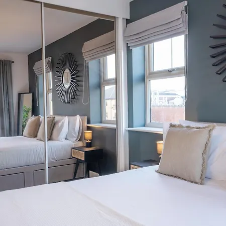 Canal-side Townhouse Free Parking Location Holiday home