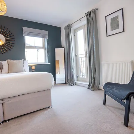 Canal-side Townhouse Free Parking Location Holiday home