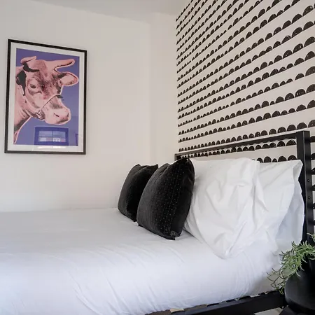 Canal-side Townhouse Free Parking Location Holiday home *